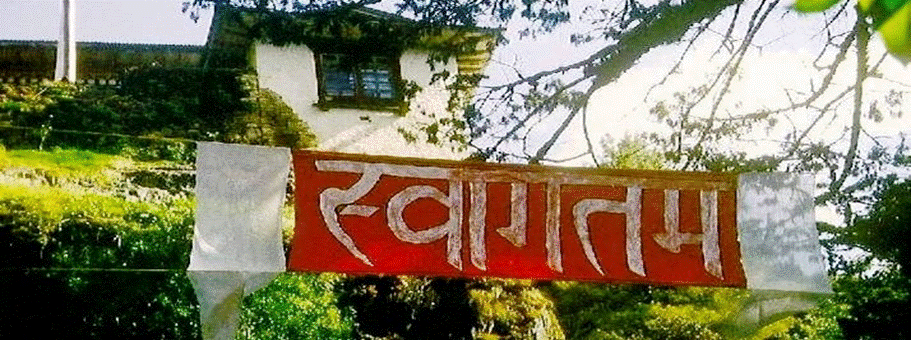 Titel: Foto vom Kloster mit dem Willkommensbanner - Beschreibung: Das alte Klostergebude steht auf einem Felsen. Im Vordergrund ist ein leuchtend rotes Willkommensbanner und im Hintergrund der Felsen und ein Teil des Klosters